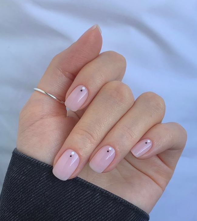 minimalist-nail-trends