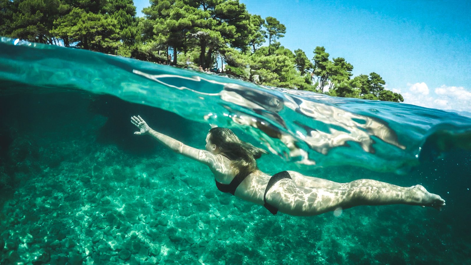 sustainable-travel-guide-women-eco-friendly-sunscreen