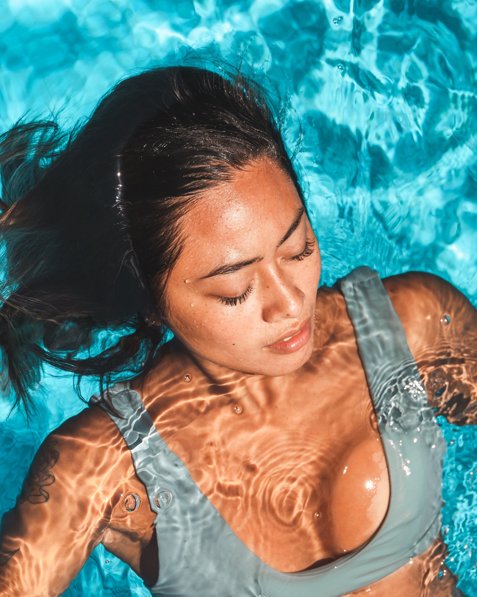 woman-swimming-pool