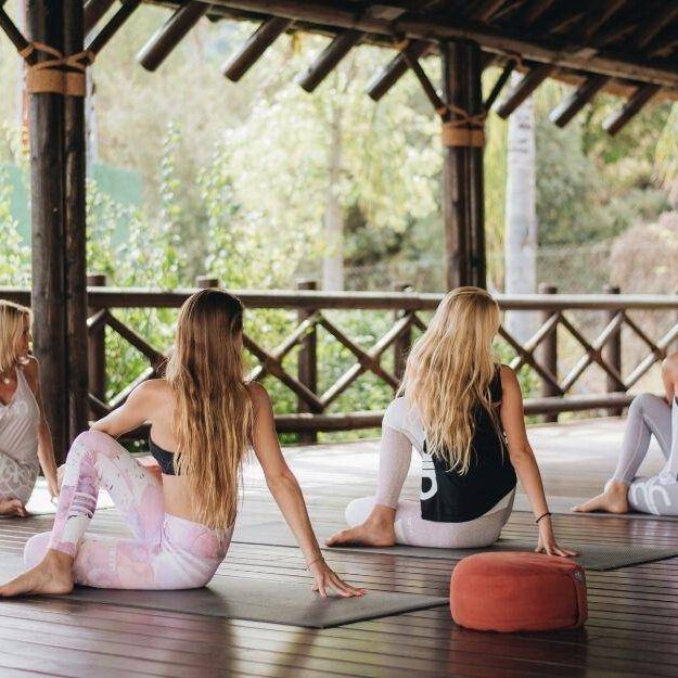 group-of-women-stretching-shanti-som-marbella-retreat